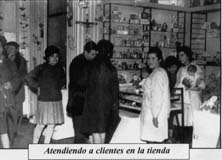 Atendiendo a clientes en la tienda